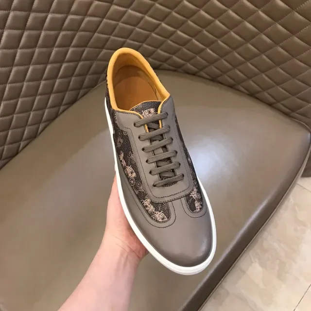 Printed Carriage Motif Two-Tone Gray Lifestyle Sneaker 4