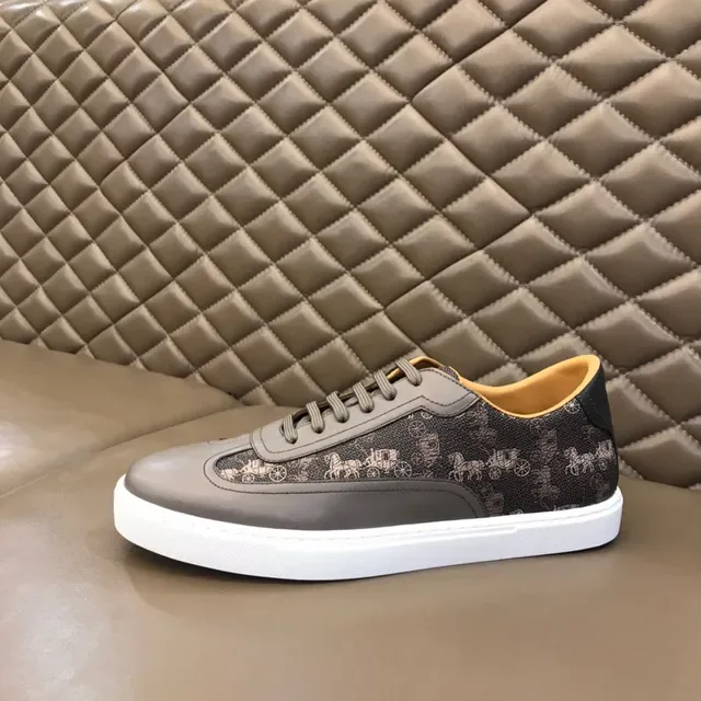 Printed Carriage Motif Two-Tone Gray Lifestyle Sneaker 5