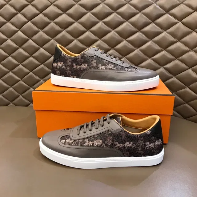 Printed Carriage Motif Two-Tone Gray Lifestyle Sneaker 6