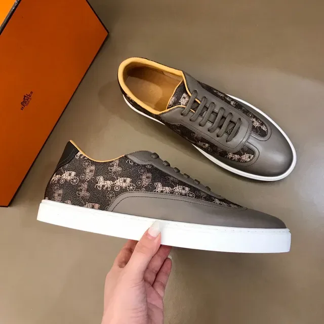Printed Carriage Motif Two-Tone Gray Lifestyle Sneaker 7