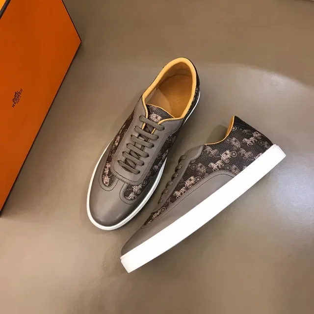 Printed Carriage Motif Two-Tone Gray Lifestyle Sneaker 8