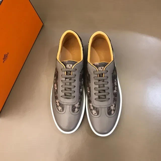 Printed Carriage Motif Two-Tone Gray Lifestyle Sneaker 9