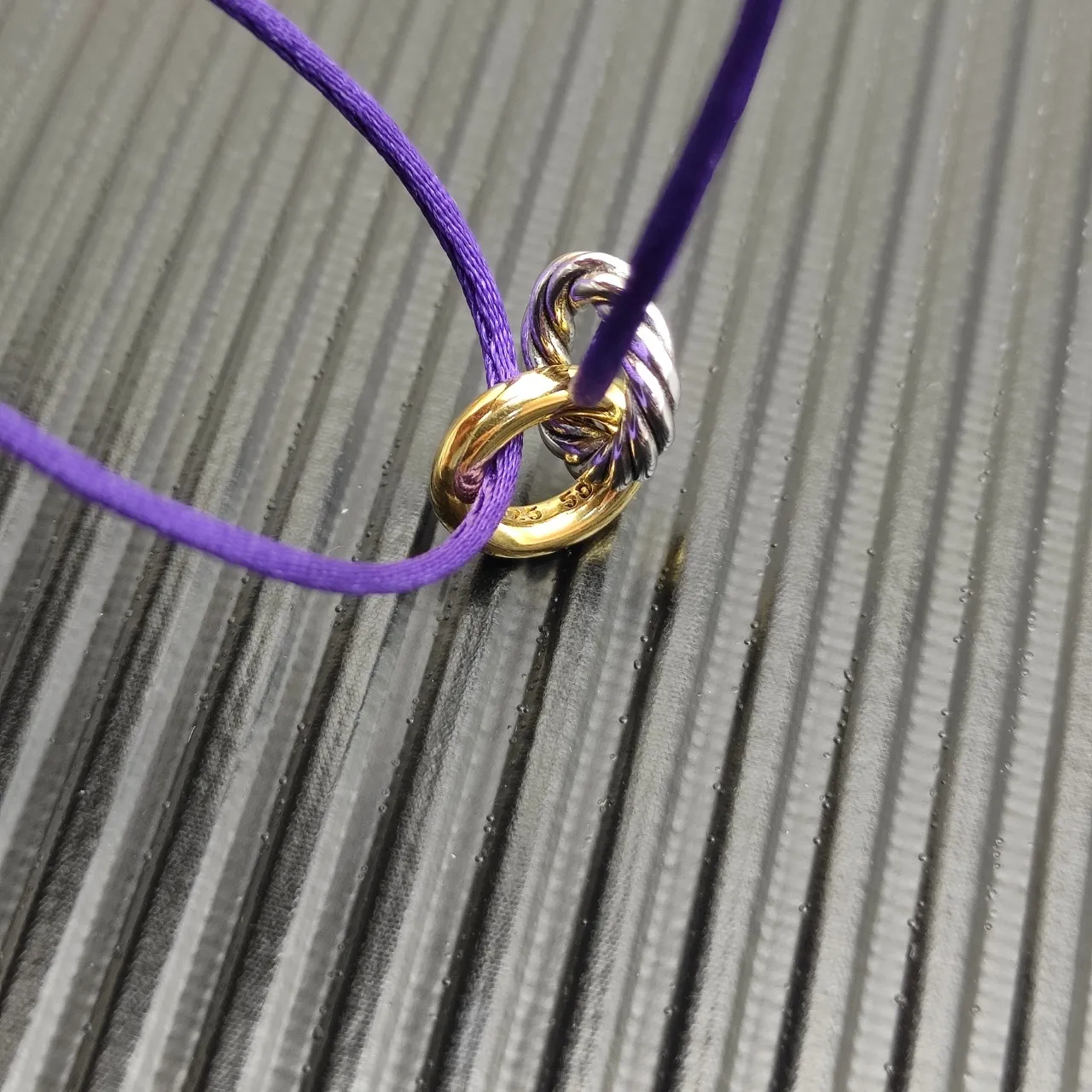 Bracelet en cordon à l'aspect de soie violet doré double teinte avec anneaux entrelacés 4
