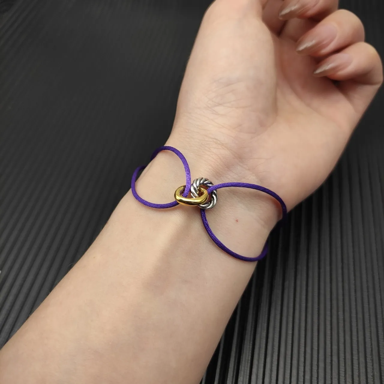 Bracelet en cordon à l'aspect de soie violet doré double teinte avec anneaux entrelacés 7