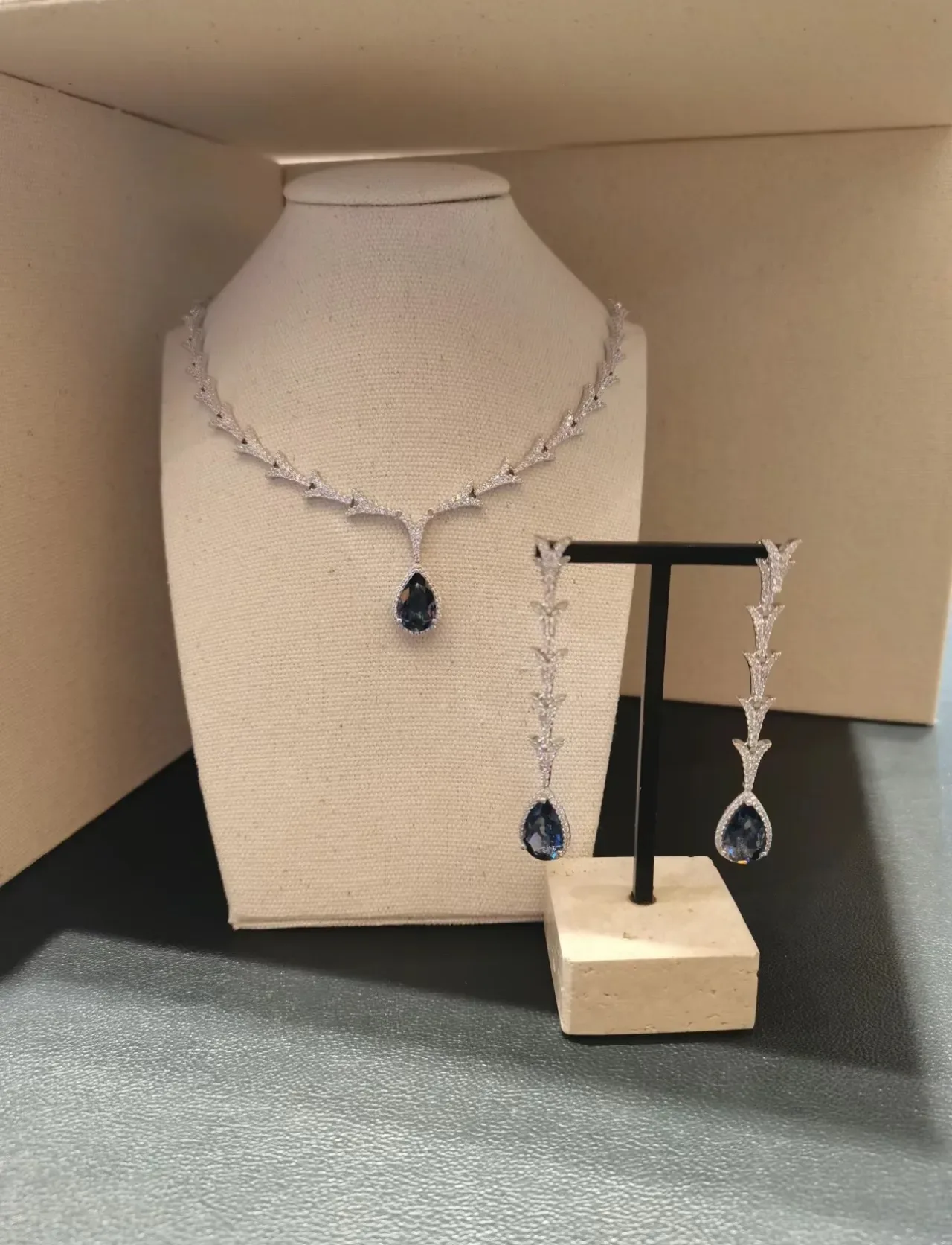 Purple Silver Faceted Square-Cut Gemstones Clustered Stone Setting Necklace 4