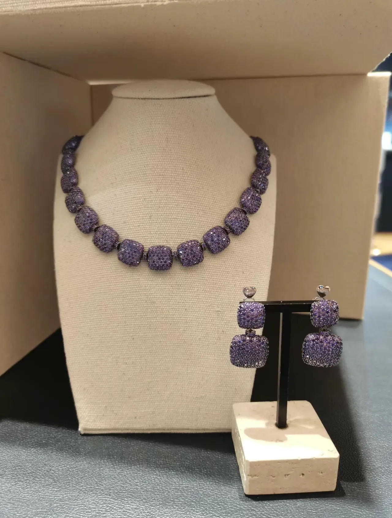 Purple Silver Faceted Square-Cut Gemstones Clustered Stone Setting Necklace 9