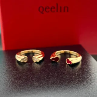qeelin Anel com ponta em forma de coração, aberto, dourado, com extremidades em forma de C vermelhas
