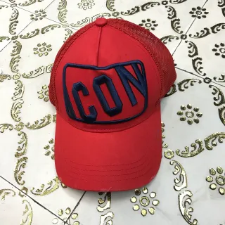 লাল এবং নেভি সেলাই করা 'CON' ট্রাকার বেসবল ক্যাপ