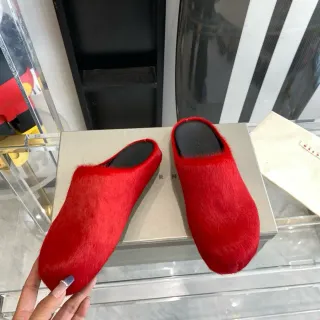 Sapatos casuais vermelhos e pretos com upper de pelúcia tipo pele, open-back, slip-on