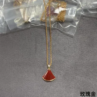 Collier pendentif éventail émaillé rouge doré