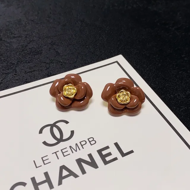 Red Floral Gold-Center Stud Earrings 4