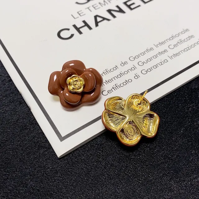 Red Floral Gold-Center Stud Earrings 6