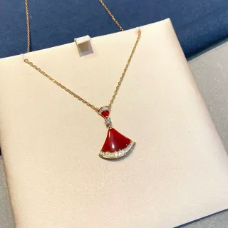 Colar com pingente em forma de leque de ouro vermelho esmaltado