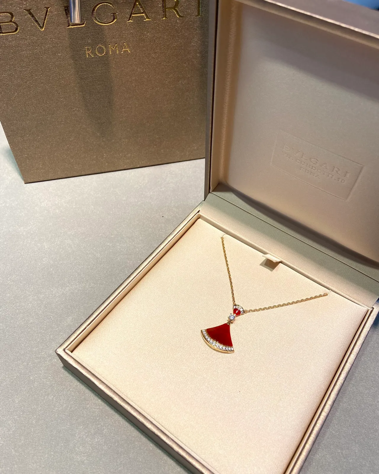 Red Gold Fan-Shaped Pendant Enamel Necklace 4