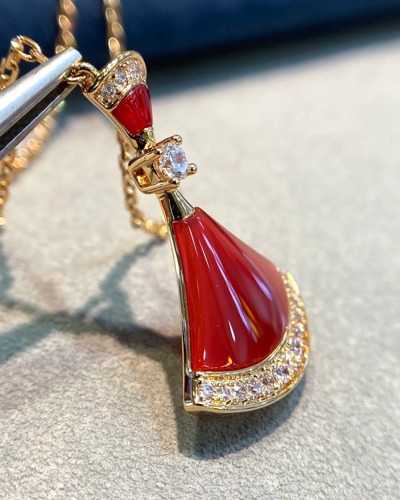 Red Gold Fan-Shaped Pendant Enamel Necklace 5