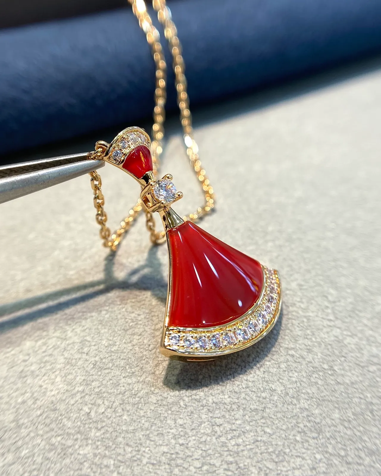 Red Gold Fan-Shaped Pendant Enamel Necklace 6
