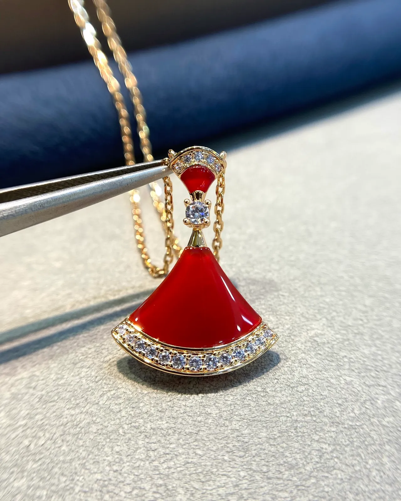 Red Gold Fan-Shaped Pendant Enamel Necklace 7