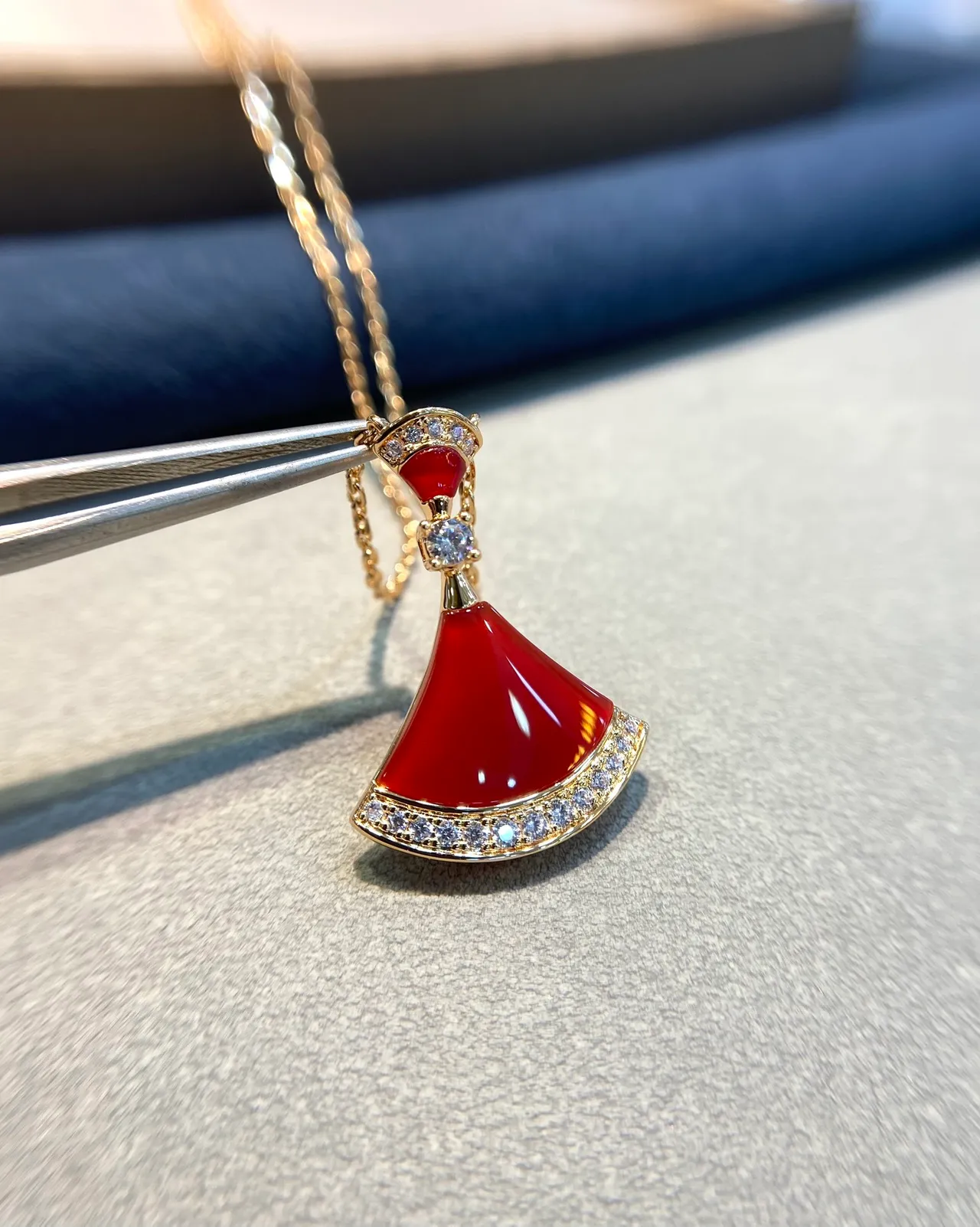 Red Gold Fan-Shaped Pendant Enamel Necklace 8