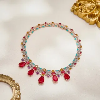 Collar en Rojo Multicolor de Múltiples Gemas con Inlay de Esmalte