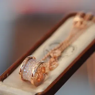 Collier avec pendentif cylindrique pavé en or rose