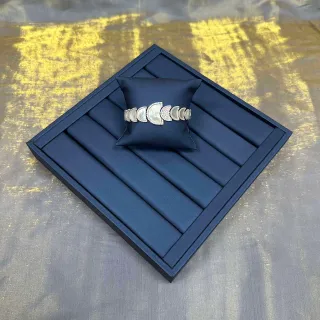 Pulsera de madreperla con motivo de media luna segmentada pavé