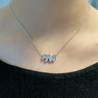 Collier de chaîne argenté avec initial pavé-set