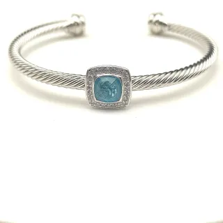 Brazalete de banda de cable trenzado plateado azul con piedra central de corte cushion cuadrado
