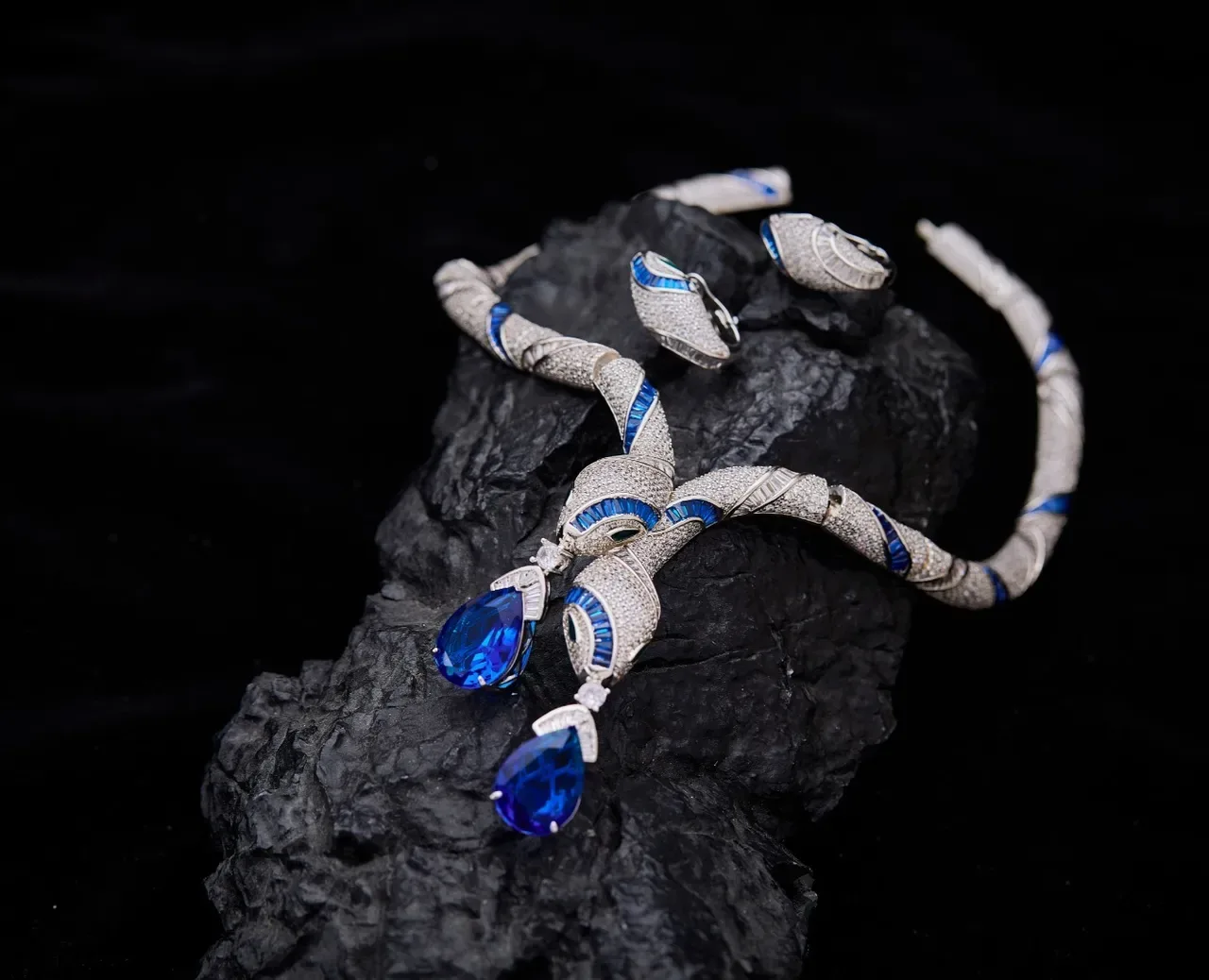 Silver Blue Twisted Rope Motif Pavé-Set White Stones Necklace 2