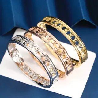 Pulsera rígida plateada y dorada con corte geométrico