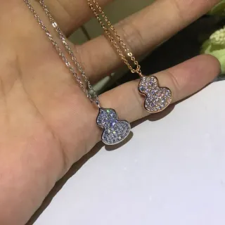 Collar con colgante de forma de calabaza en plata y oro con pavé de cristales