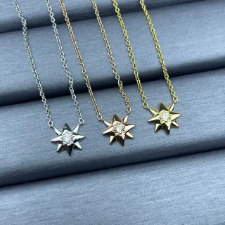Collar con colgante en forma de estrella de plata y oro con centro de piedra