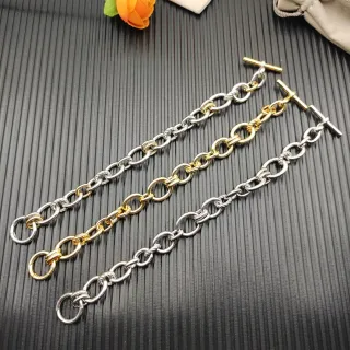 Pulsera de cadena ovalada con eslabones retorcidos y cierre de palanca en plata y oro