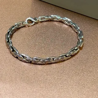 سوارة سلاسل متشابكة بلون فضي