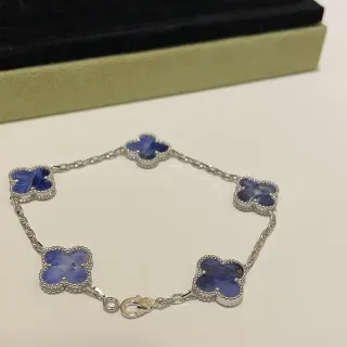 Pulseira de contas com motivo de trevo tom prateado com pedra azul