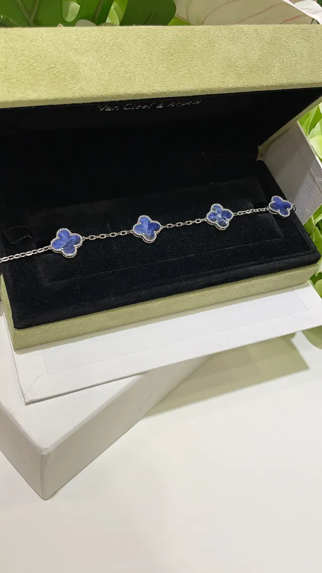 Silver-Toned Clover Motif Blue Stone Beaded Bracelet 9