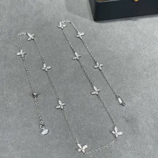 Colliers de chaîne délicats au ton argenté avec motif de papillon Pavé