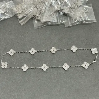 Collier à chaîne avec motif de trèfle pavé en ton argent