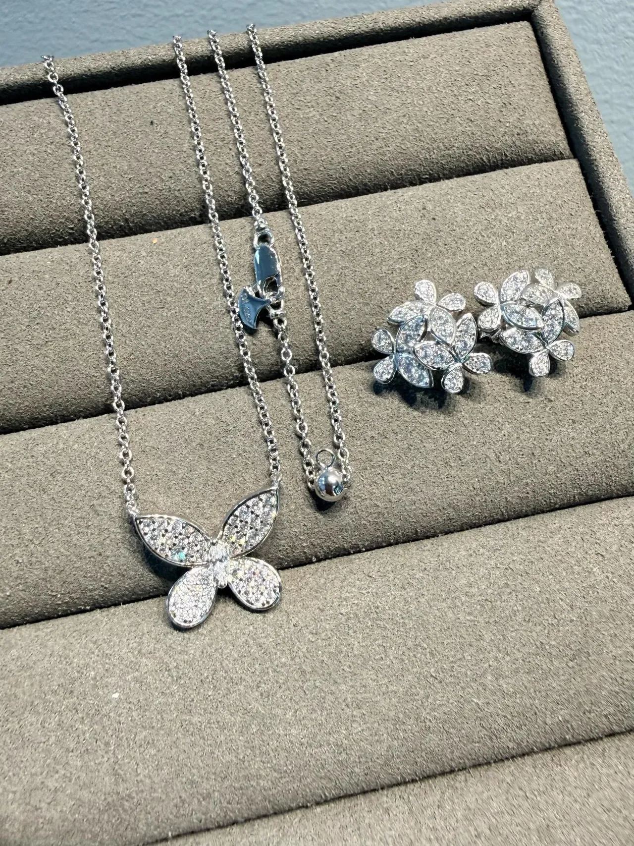 Silver Transparent Butterfly-Shaped Pendant Pavé-Set Clear Stones Necklace 8