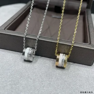 Colliers pendants en céramique et métal à anneaux empilés