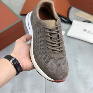 Tênis lifestyle de malha e camurça taupe de baixo