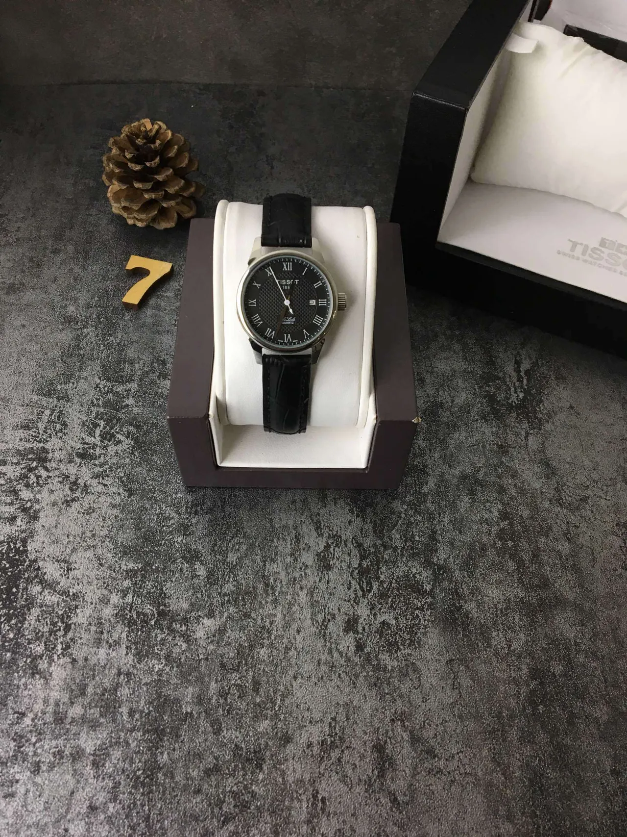 Tissot Le Locle Cadran Noir Argenté Texturé Marqueurs d'Heure Romains Montre Quartz 4