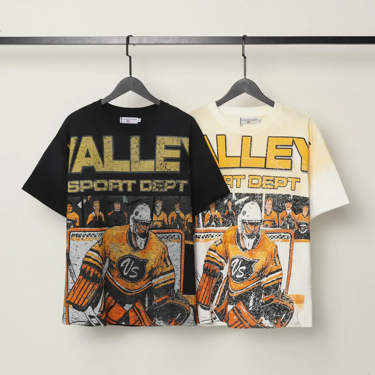 Valley Sport Dept डिस्ट्रेस्ड हॉकी गोलकीपर ग्राफिक टी-शर्ट 2