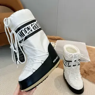 白色和黑色保暖抽绳袖雪靴