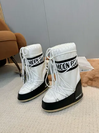 White and Black Insulated Drawstring Cuff Snow Boots 2