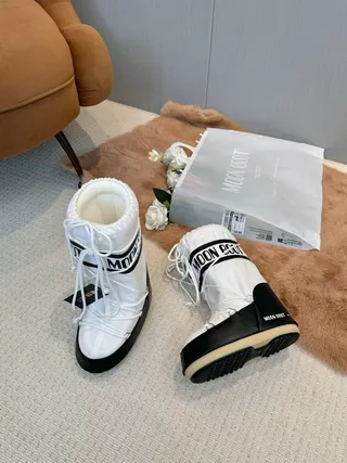 White and Black Insulated Drawstring Cuff Snow Boots 4