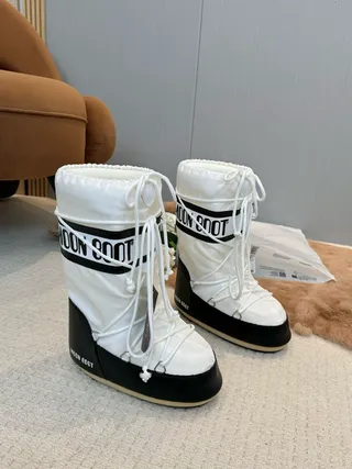 White and Black Insulated Drawstring Cuff Snow Boots 8