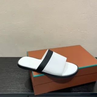 सफेद और काला दो टोन सिंगल स्ट्रैप फ्लैट स्लिपर