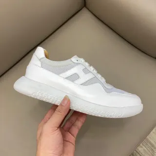 Tênis brancos e bege com upper híbrido de couro-mesh e sola chunky esculpida