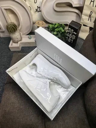 White Minimalist Low-Top Lifestyle Sneakers 3