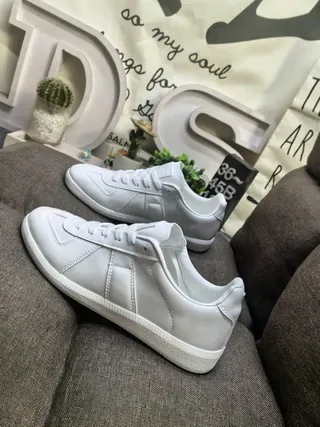 White Minimalist Low-Top Lifestyle Sneakers 7